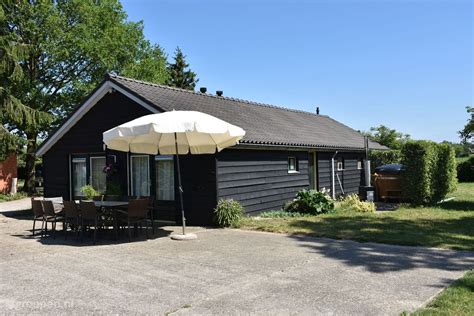 Interieur van een groepsaccommodatie met slaapkamers en gemeenschappelijke ruimtes