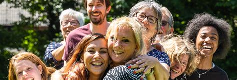 Groepsfoto van een tevreden familie tijdens een uitje, symboliseert familiebijeenkomsten