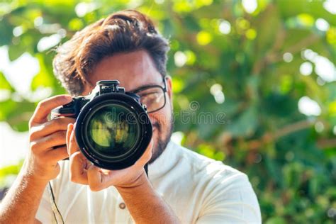 Een professionele foto van iemand die pasfoto's maakt met een speciale camera en achtergrond.