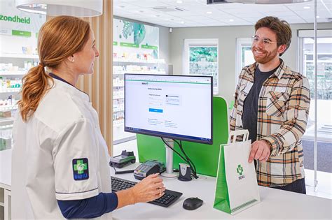 Foto van een vriendelijk personeelslid van MABI Mobility die een klant helpt.