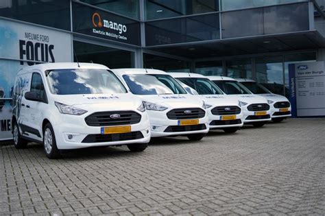 Foto van diverse bedrijfswagens die beschikbaar zijn voor zakelijke verhuur.