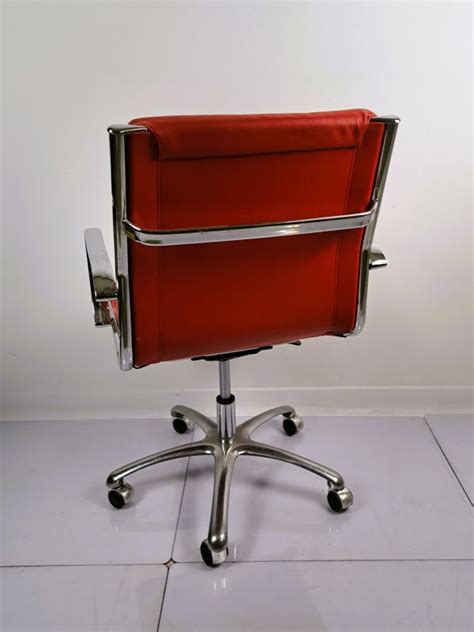 Interieur van een comfortabele taxi met leren bekleding en navigatiesysteem