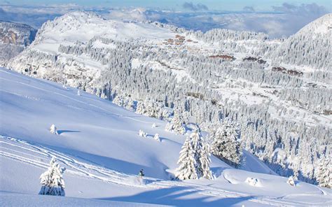 Panoramisch uitzicht op besneeuwde Franse Alpen met skigebied