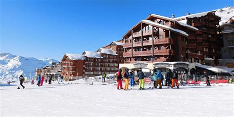 Uitzicht op het autovrije dorp Val Thorens met besneeuwde bergen op de achtergrond
