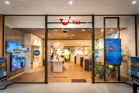 Foto van de buitenkant van een TUI reisbureau, met een vriendelijk ogende ingang