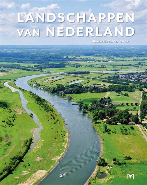 Landschap van Nederland met een auto op een landweg