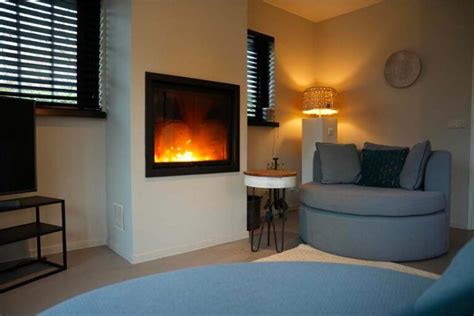 Interieur van een luxe vakantiehuis met open haard