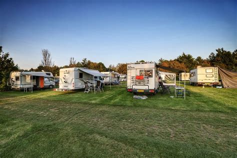 Diverse stacaravans in verschillende formaten en stijlen op een campingterrein