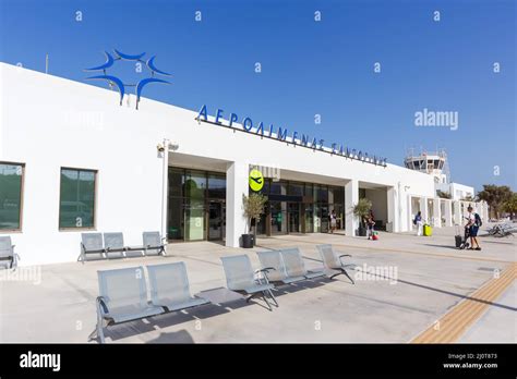 Overzicht van de terminal van Santorini Airport met vliegtuigen op de tarmac