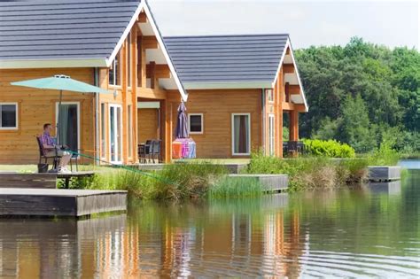 Panoramisch uitzicht over Narvik HomeParc Heelderpeel met water en groen