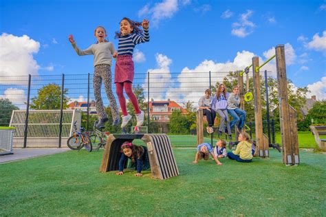 Kinderen spelen bij het natuurbad met zandstrand