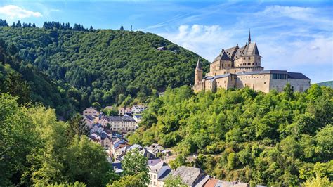 Landschap van de Luxemburgse Ardennen met wandelpaden
