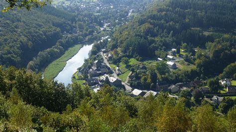 Fietsers en wandelaars in de beboste heuvels van de Luxemburgse Ardennen