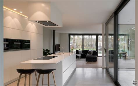 Interieur van een moderne en comfortabele bungalow met een open keuken en zitgedeelte.