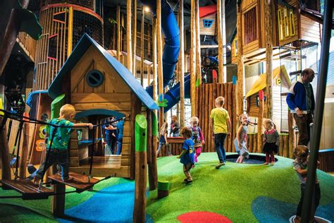 Kinderen die plezier hebben in de binnenspeeltuin van het vakantiepark.