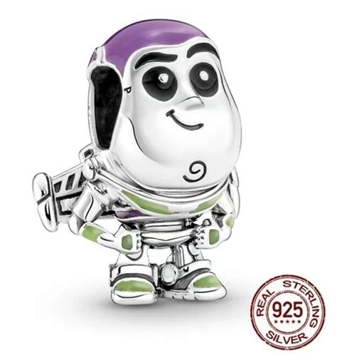 Een assortiment Pandora Disney-bedels met iconische Disney-figuren en -symbolen.