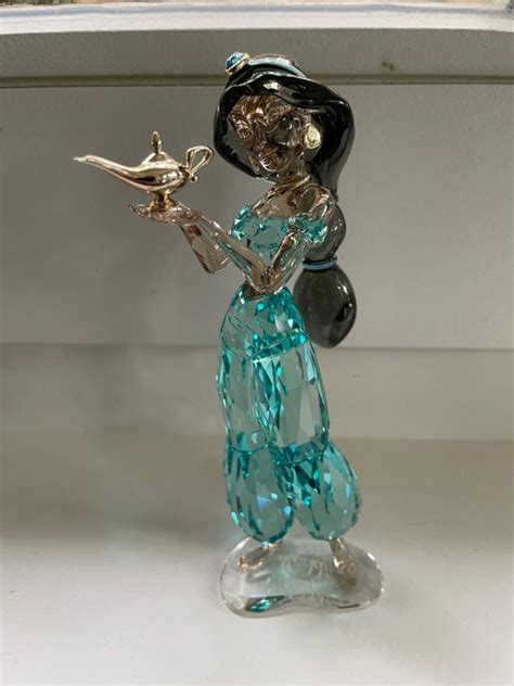 Een gedetailleerde kristallen beeldje van een Disney-personage van Swarovski.