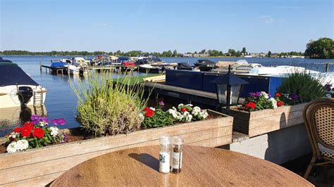 Terras van Eetcafé Giethoorn aan het water met uitzicht op boten
