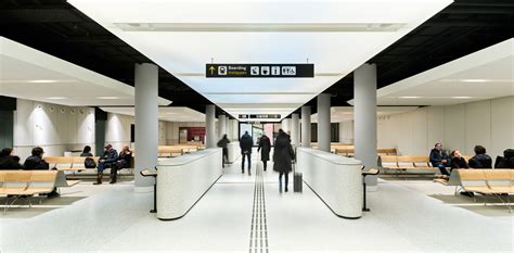 Interieur van de Eurostar-terminal op Amsterdam Centraal met zitplaatsen en voorzieningen.