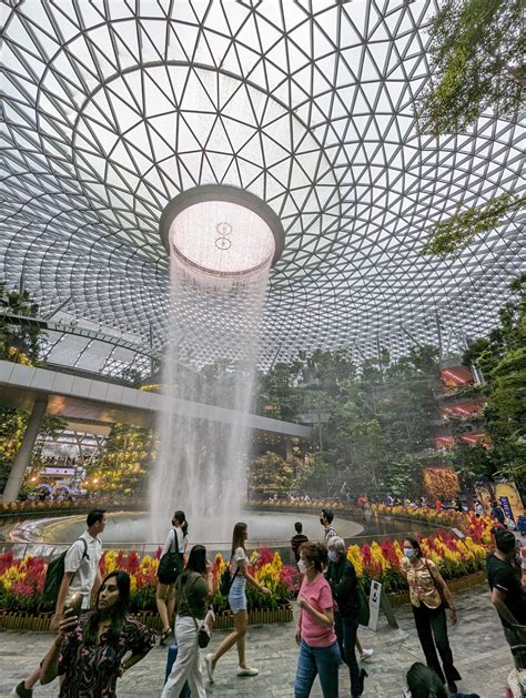 Changi Airport Singapore met waterval