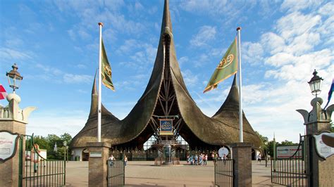 Panoramafoto van de Efteling met verschillende attracties op de achtergrond