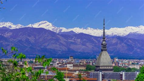 Luchtfoto van Innsbruck Airport met de Alpen op de achtergrond