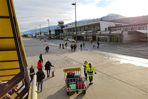 Taxi's geparkeerd voor de aankomsthal van Innsbruck Airport