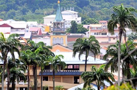 panoramisch uitzicht over de hoofdstad Cayenne met Franse koloniale architectuur