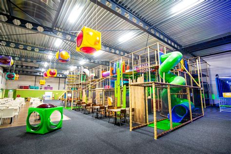 Foto van het indoorspeelparadijs met speeltoestellen en ballenbak.