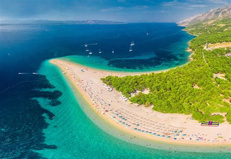 Luchtfoto van de Kroatische kustlijn met campings en eilanden