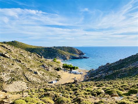 Een panoramisch uitzicht over de brede zandstranden van Blanes, met in de verte de rotsachtige kustlijn.