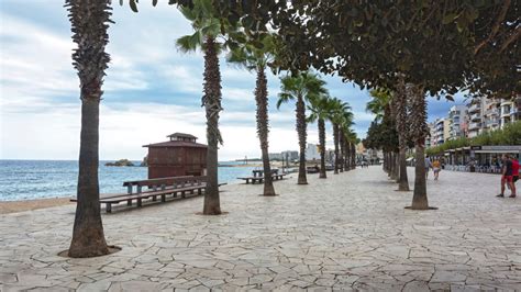 Een sfeervolle avondscène van de boulevard in Blanes met verlichte restaurants en bars.