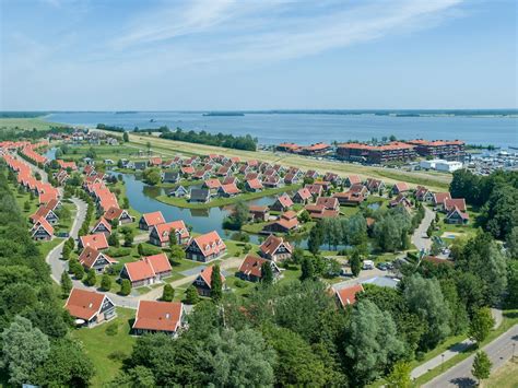 Luchtfoto van Landal Waterparc Veluwemeer met het Veluwemeer op de voorgrond en de accommodaties op de achtergrond.