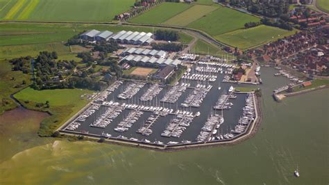 Overzichtsfoto van de jachthaven met boten, de receptie en een deel van het park.
