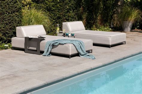 Foto van het overdekte zwembad met ligstoelen en een apart kinderbad.