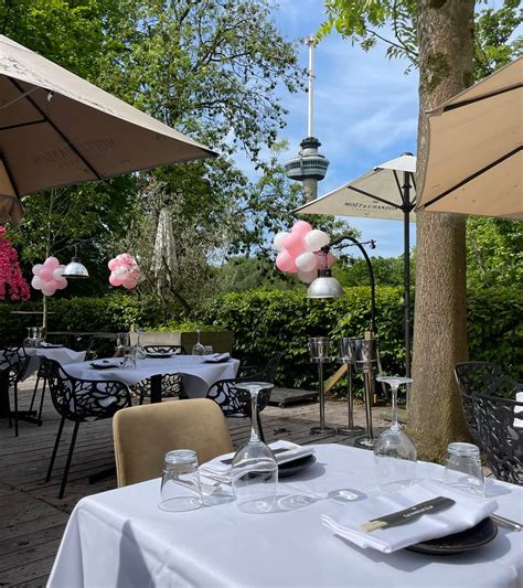 Interieurfoto van het restaurant met uitzicht op het Veluwemeer.