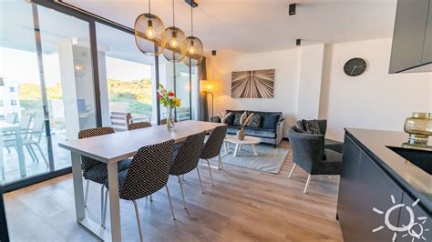 Interieurfoto van het 6-persoons appartement met woonkamer, keuken en slaapkamer.