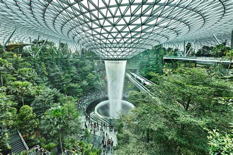 Impressie van Jewel Changi Airport met de indrukwekkende indoor waterval.