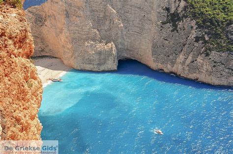 Een panoramisch uitzicht op Navagio Beach met het scheepswrak en de turquoise zee, omringd door hoge witte kliffen.