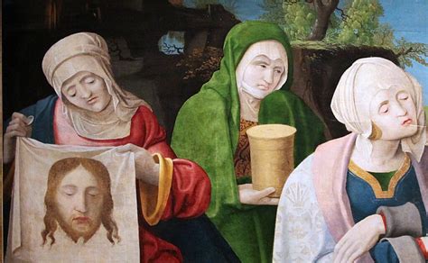 Foto van Cameo Island met de kenmerkende witte doeken die wapperen in de wind, verbonden met het vasteland door een houten pier.