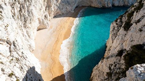 Een drone-opname van Navagio Beach, die de dramatische kliffen en het turquoise water benadrukt.
