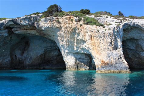 Zicht op de Blauwe Grotten van Zakynthos, waar het zonlicht door het water de grotten felblauw kleurt.