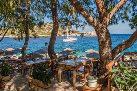 Een sfeervolle foto van een traditioneel Grieks restaurant met uitzicht op zee op Zakynthos.