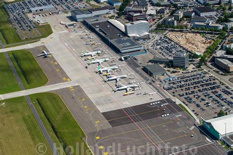 Een luchtfoto van Eindhoven Airport met op de achtergrond een vliegtuig klaar voor vertrek.