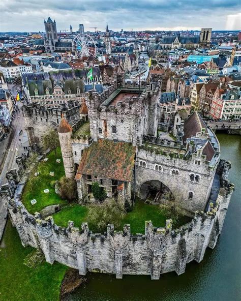 Een luchtfoto van het Gravensteen, het middeleeuwse kasteel in het centrum van Gent.