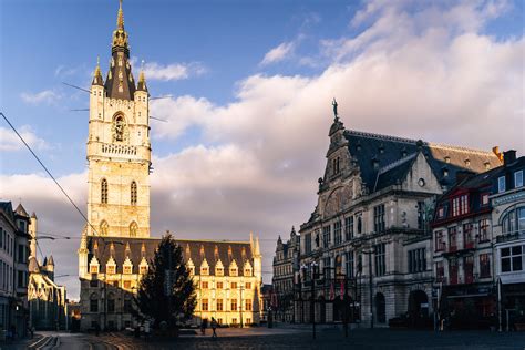 Het Belfort van Gent, met de kenmerkende spits en de lakenhal ernaast.