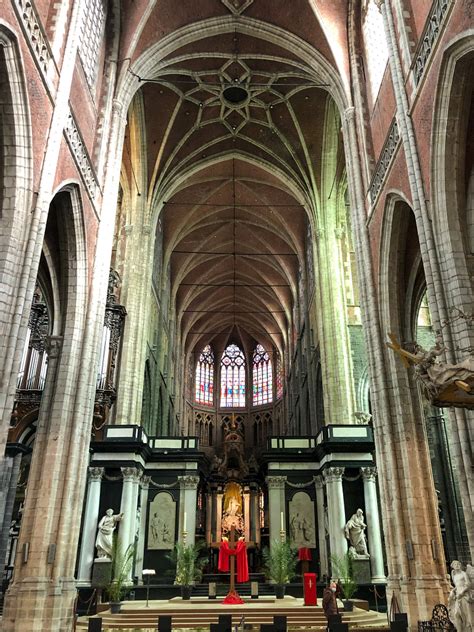 Interieur van de Sint-Baafskathedraal, met focus op het Lam Gods.