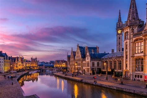 De Graslei en Korenlei met hun historische gevels langs de Leie.