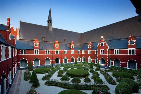 Het STAM (Stadsmuseum Gent) met de Bijlokeabdij op de achtergrond.
