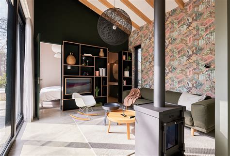 Interieur van een luxe vakantiewoning met uitzicht op paardenstallen